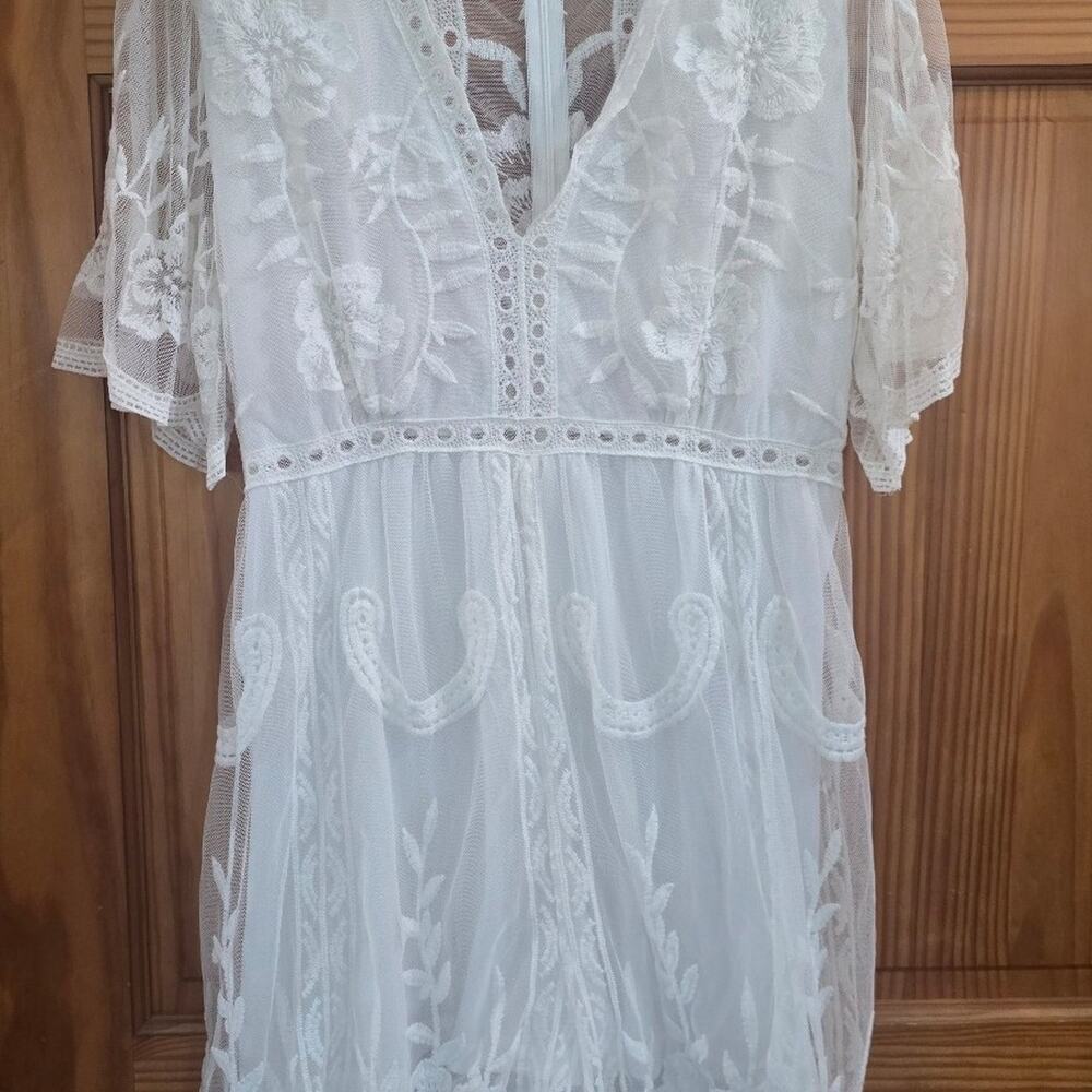 White Lace Romper Size L Boho Sheer Embroidered Floral V Neck